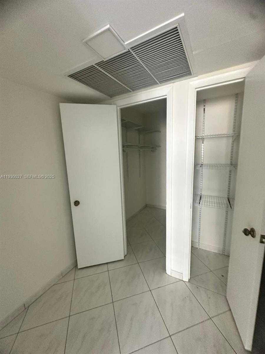 Small Image of 5555 COLLINS AVE #8Z, Miami Beach Number 24