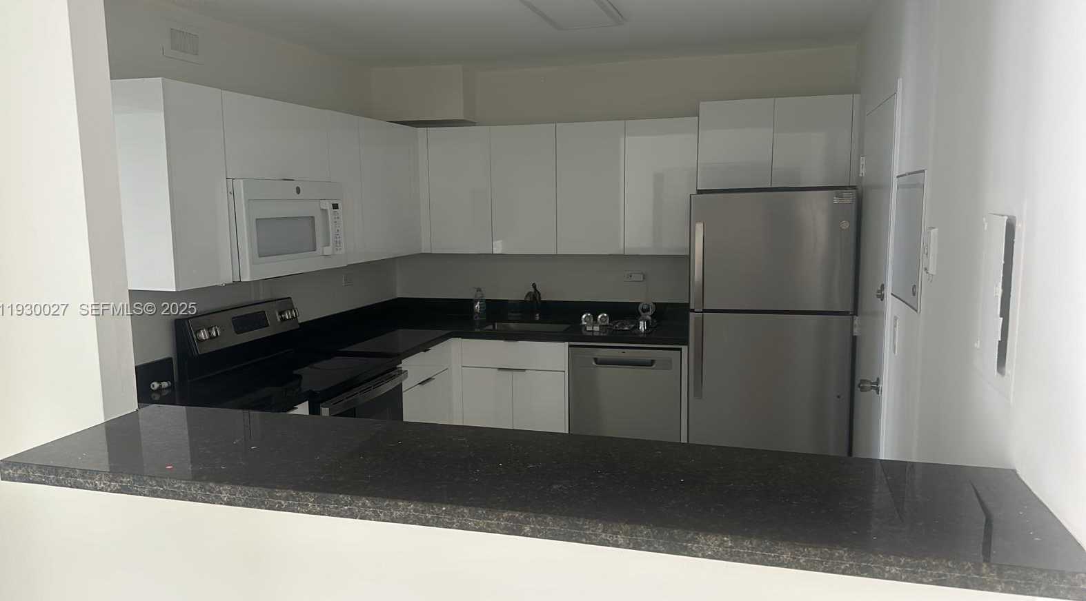 Small Image of 5555 COLLINS AVE #8Z, Miami Beach Number 31