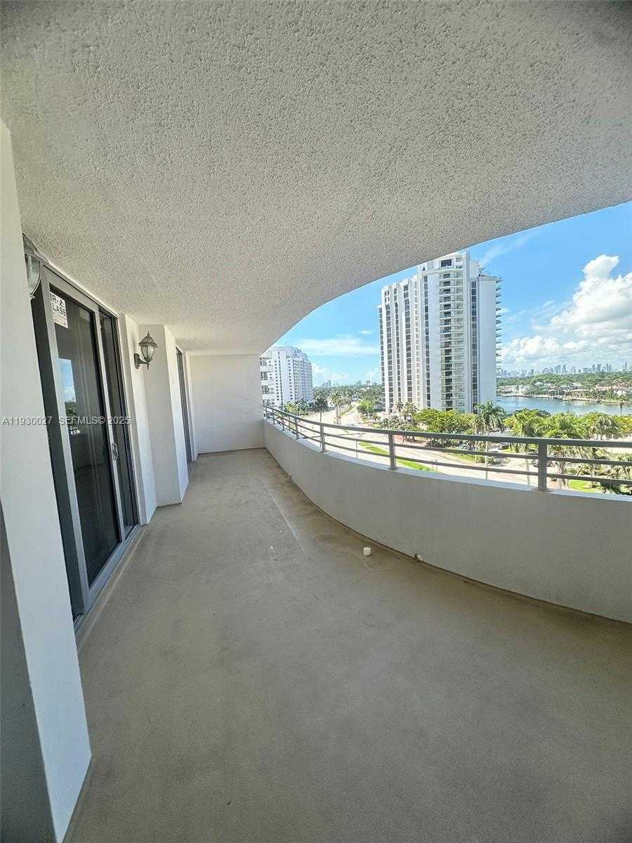 Small Image of 5555 COLLINS AVE #8Z, Miami Beach Number 5