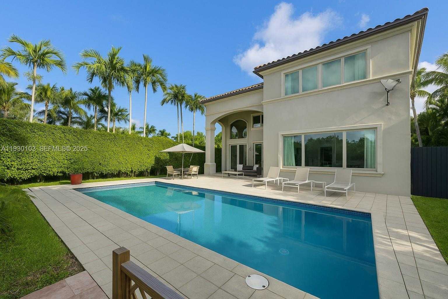 Small Image of 1490 CLEVELAND RD, Miami Beach Number 2