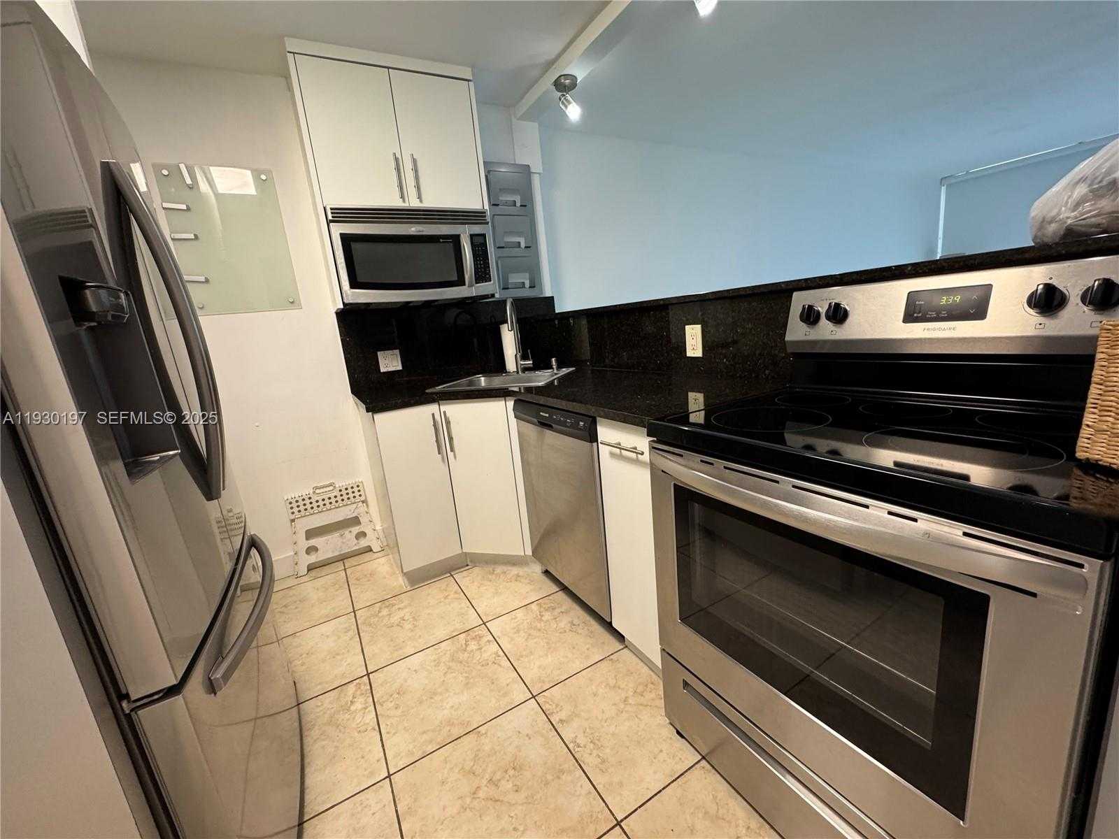 Small Image of 100 BAYVIEW DR #309, Sunny Isles Beach Number 10