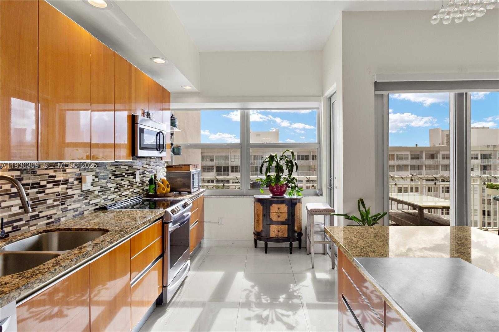 Small Image of 18061 BISCAYNE BLVD #PH01, Aventura Number 1
