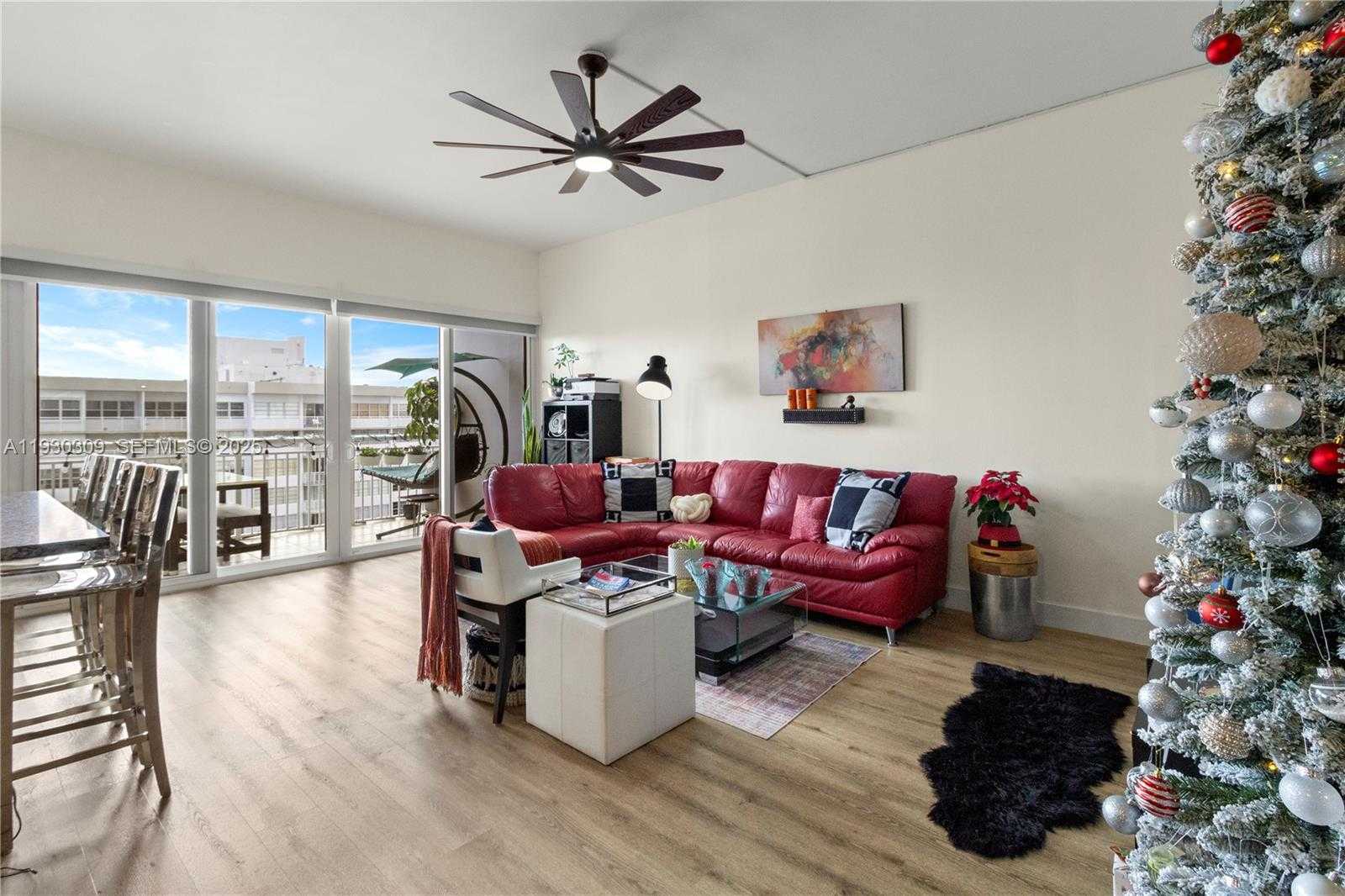 Small Image of 18061 BISCAYNE BLVD #PH01, Aventura Number 2
