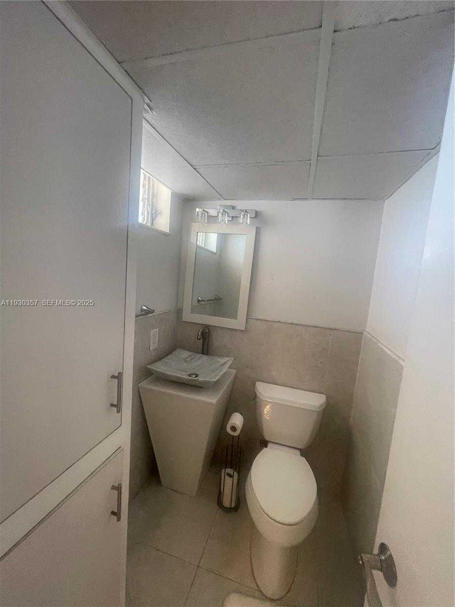 Small Image of 2905 POINT EAST DR #L404, Aventura Number 11