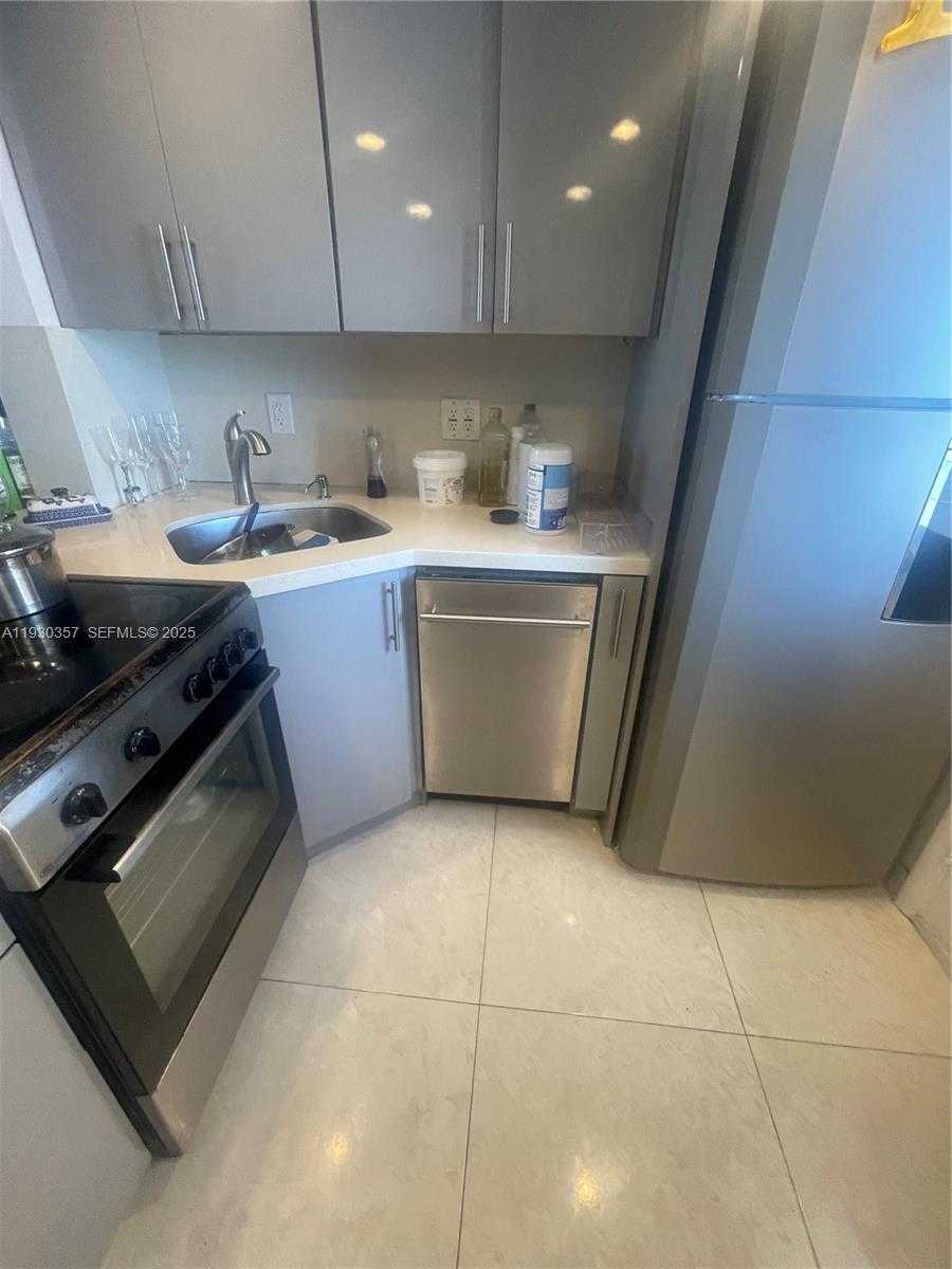 Small Image of 2905 POINT EAST DR #L404, Aventura Number 3