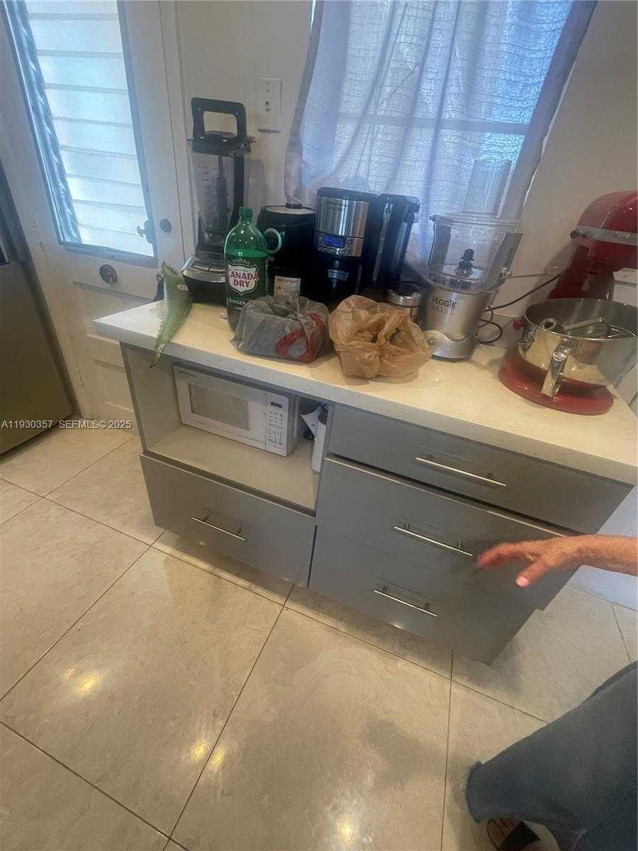 Small Image of 2905 POINT EAST DR #L404, Aventura Number 4