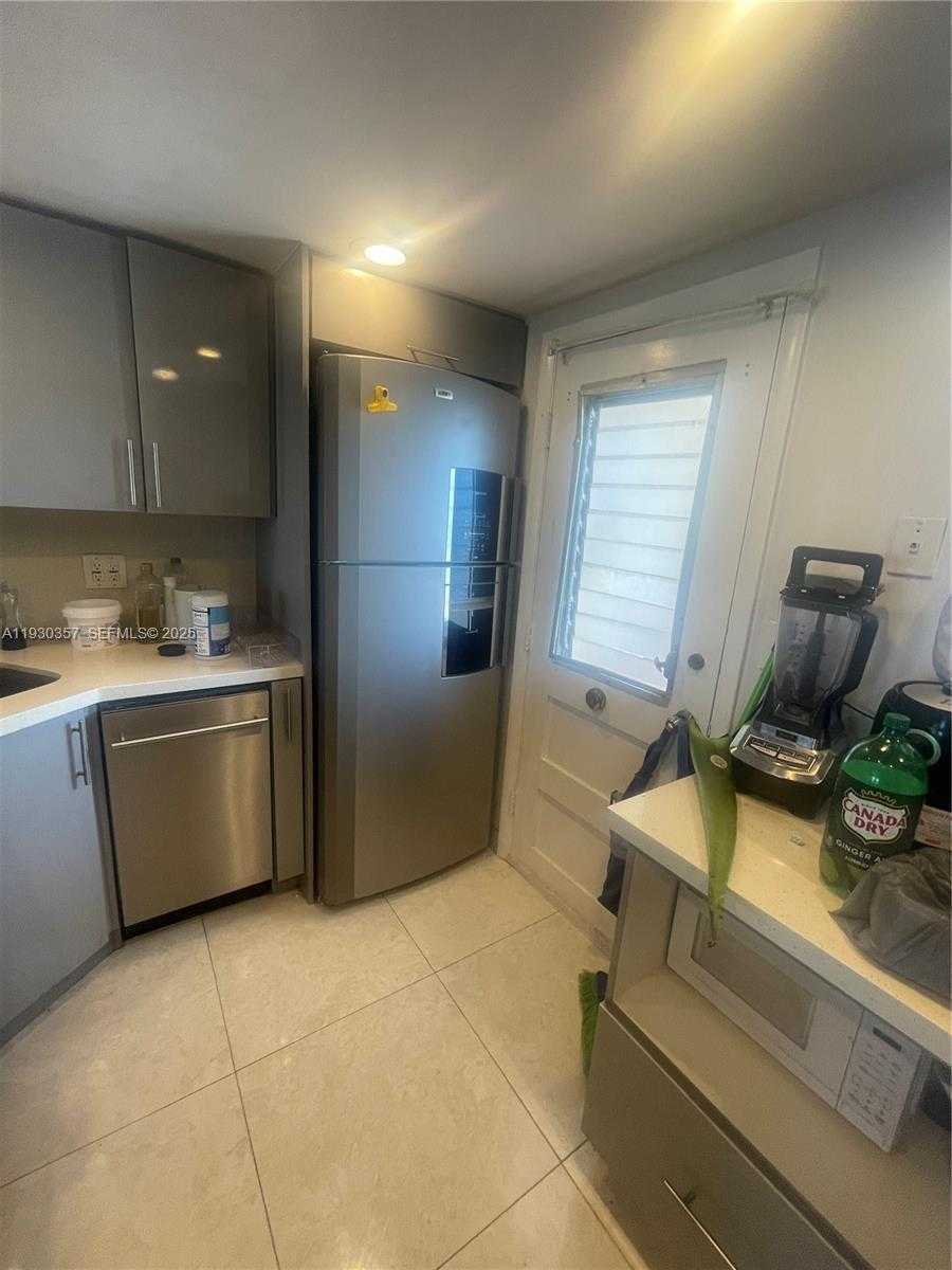 Small Image of 2905 POINT EAST DR #L404, Aventura Number 5