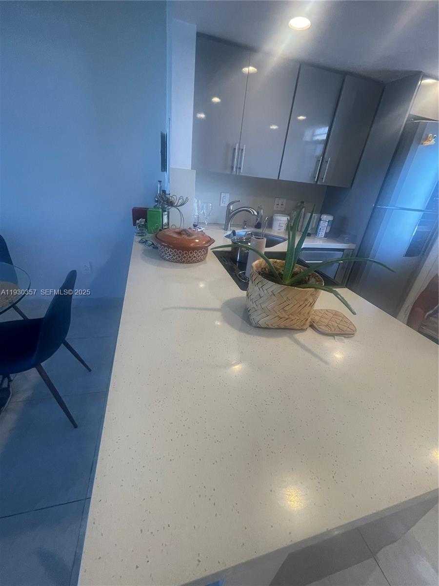 Small Image of 2905 POINT EAST DR #L404, Aventura Number 8