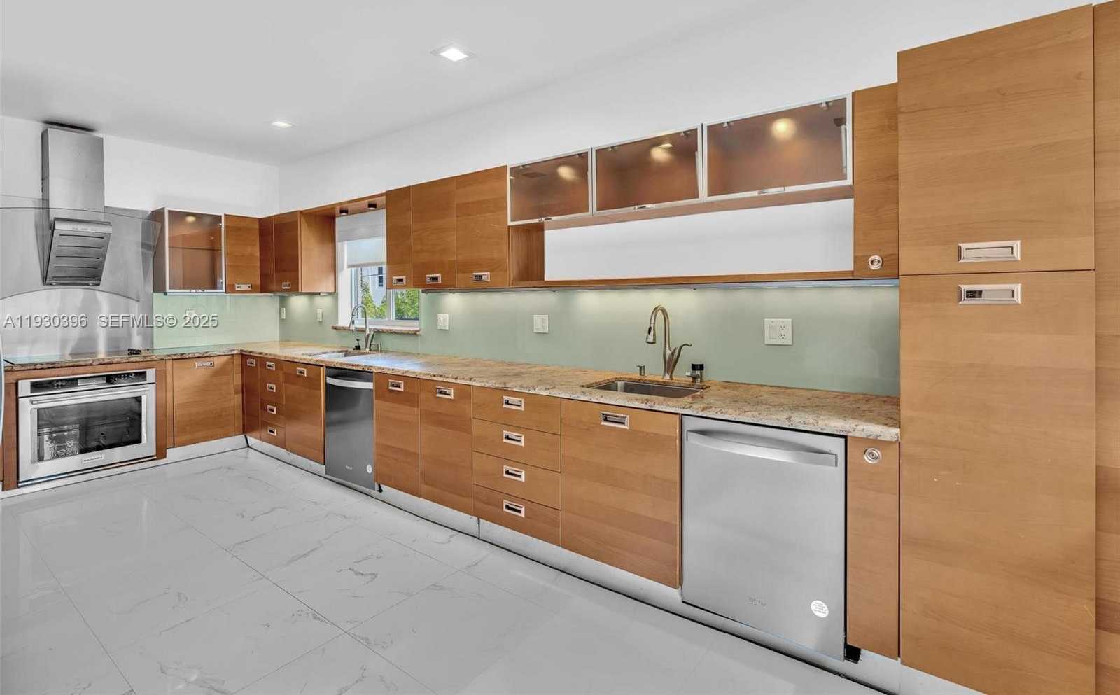 Small Image of 10065 BAY HARBOR TER, Bay Harbor Islands Number 10