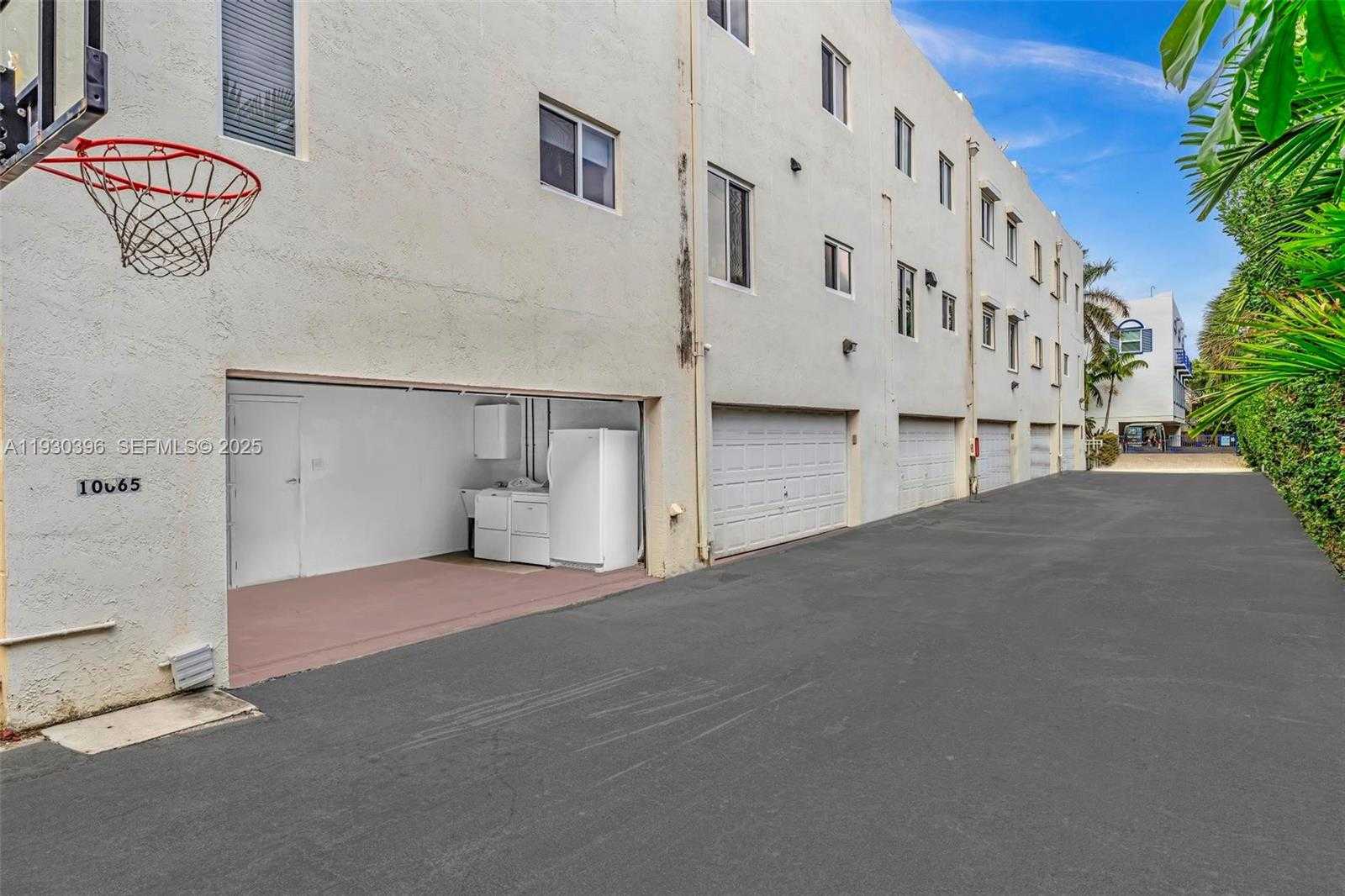 Small Image of 10065 BAY HARBOR TER, Bay Harbor Islands Number 33