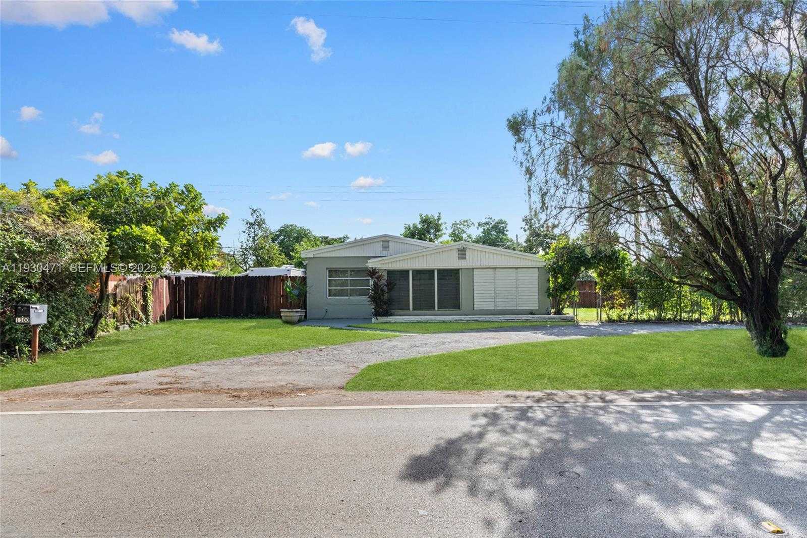 Small Image of 1300 NORTH EAST 183RD ST #1300, North Miami Beach Number 2