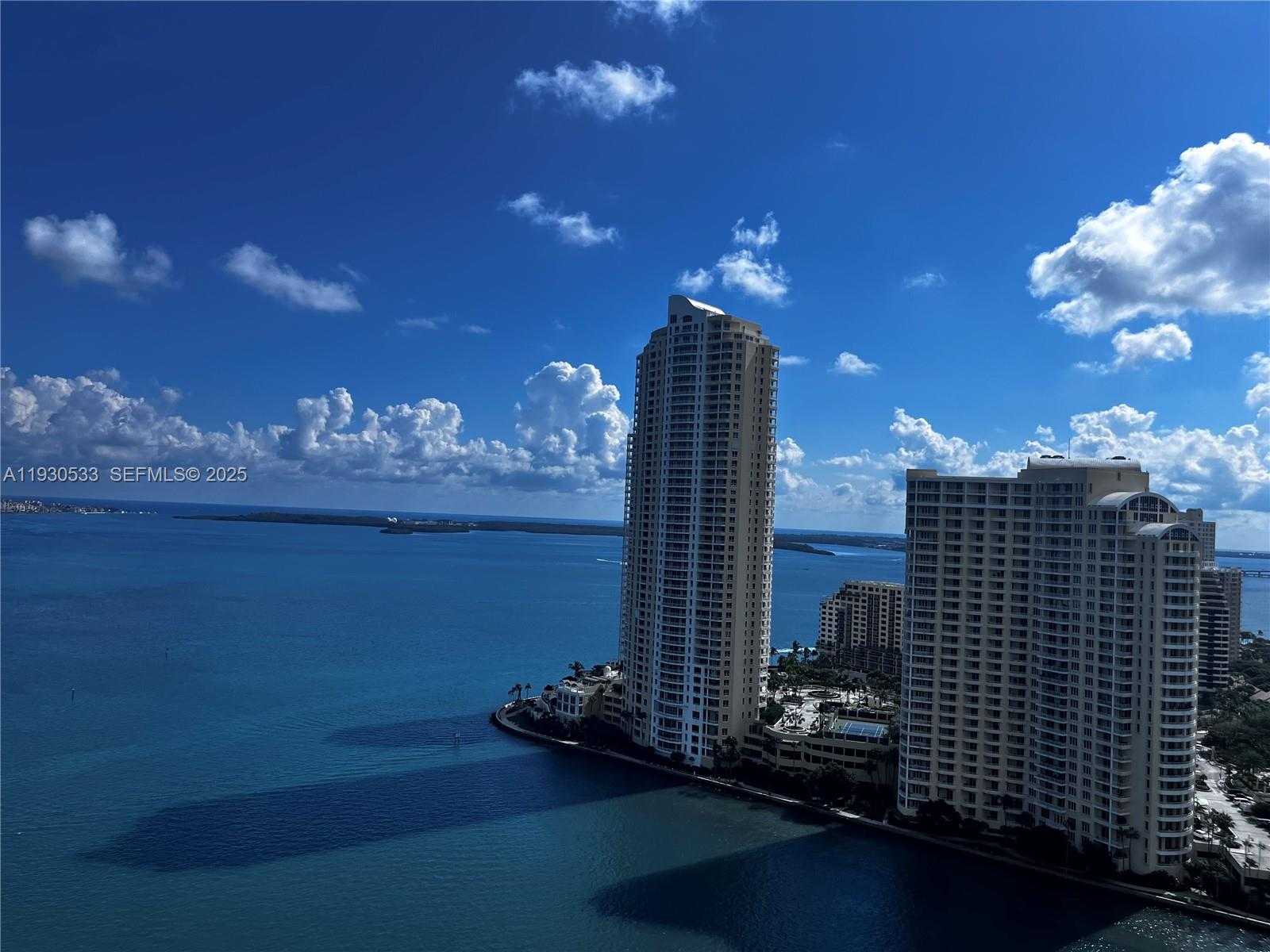 Small Image of 335 Biscayne Blvd, Miami, FL 33132, USA Number 1
