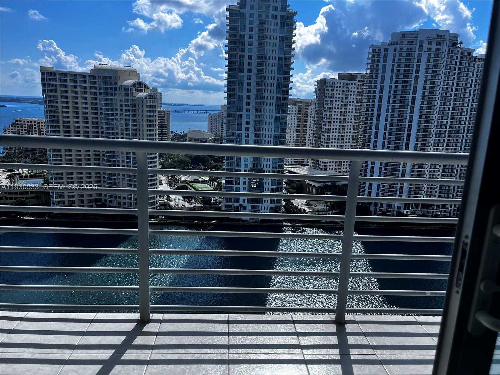 Small Image of 335 Biscayne Blvd, Miami, FL 33132, USA Number 2
