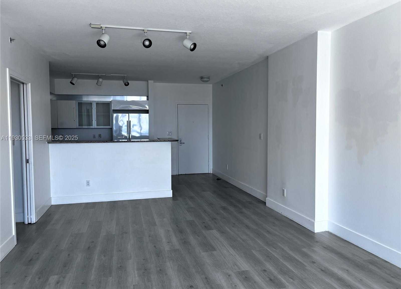 Small Image of 335 Biscayne Blvd, Miami, FL 33132, USA Number 3