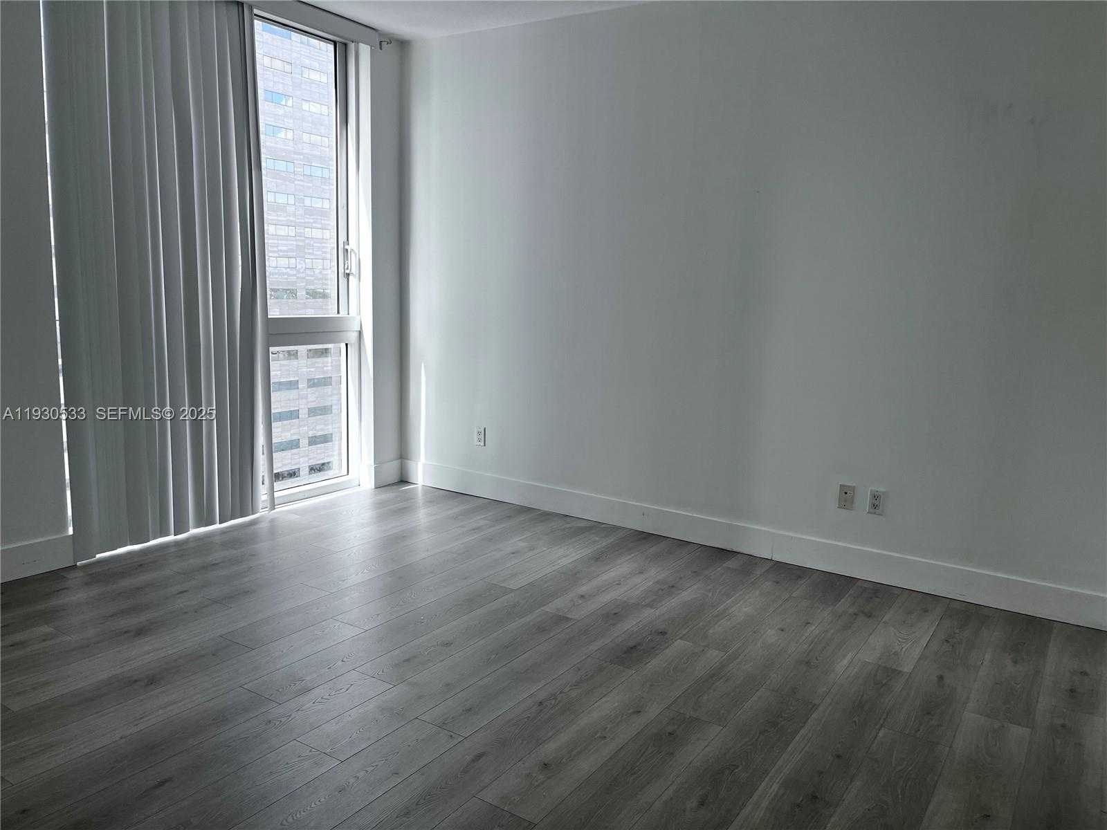 Small Image of 335 Biscayne Blvd, Miami, FL 33132, USA Number 4