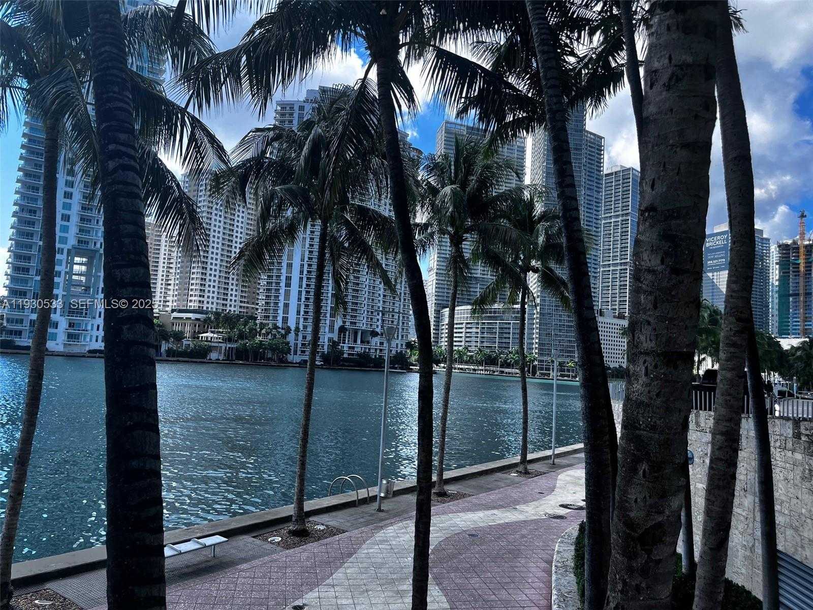 Small Image of 335 Biscayne Blvd, Miami, FL 33132, USA Number 6