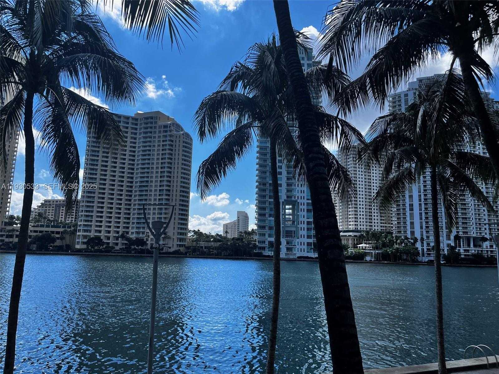 Small Image of 335 Biscayne Blvd, Miami, FL 33132, USA Number 7