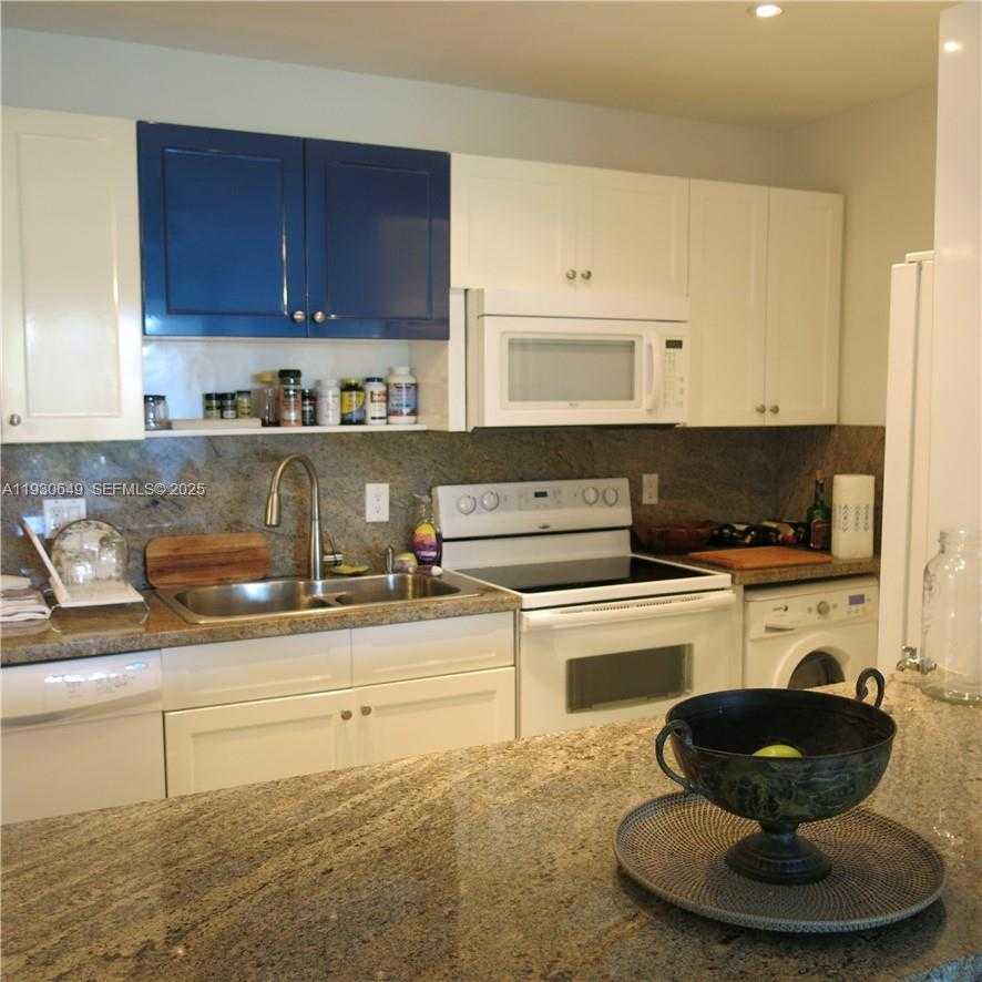 Small Image of 199 OCEAN LANE DR #102, Key Biscayne Number 3