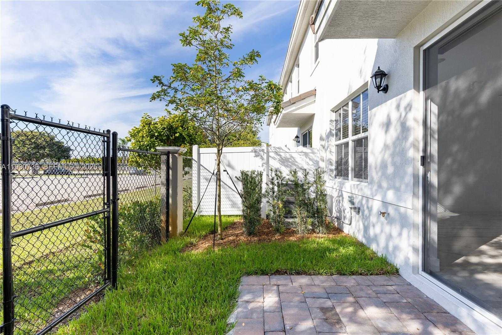 Small Image of Pembroke Pines Number 13