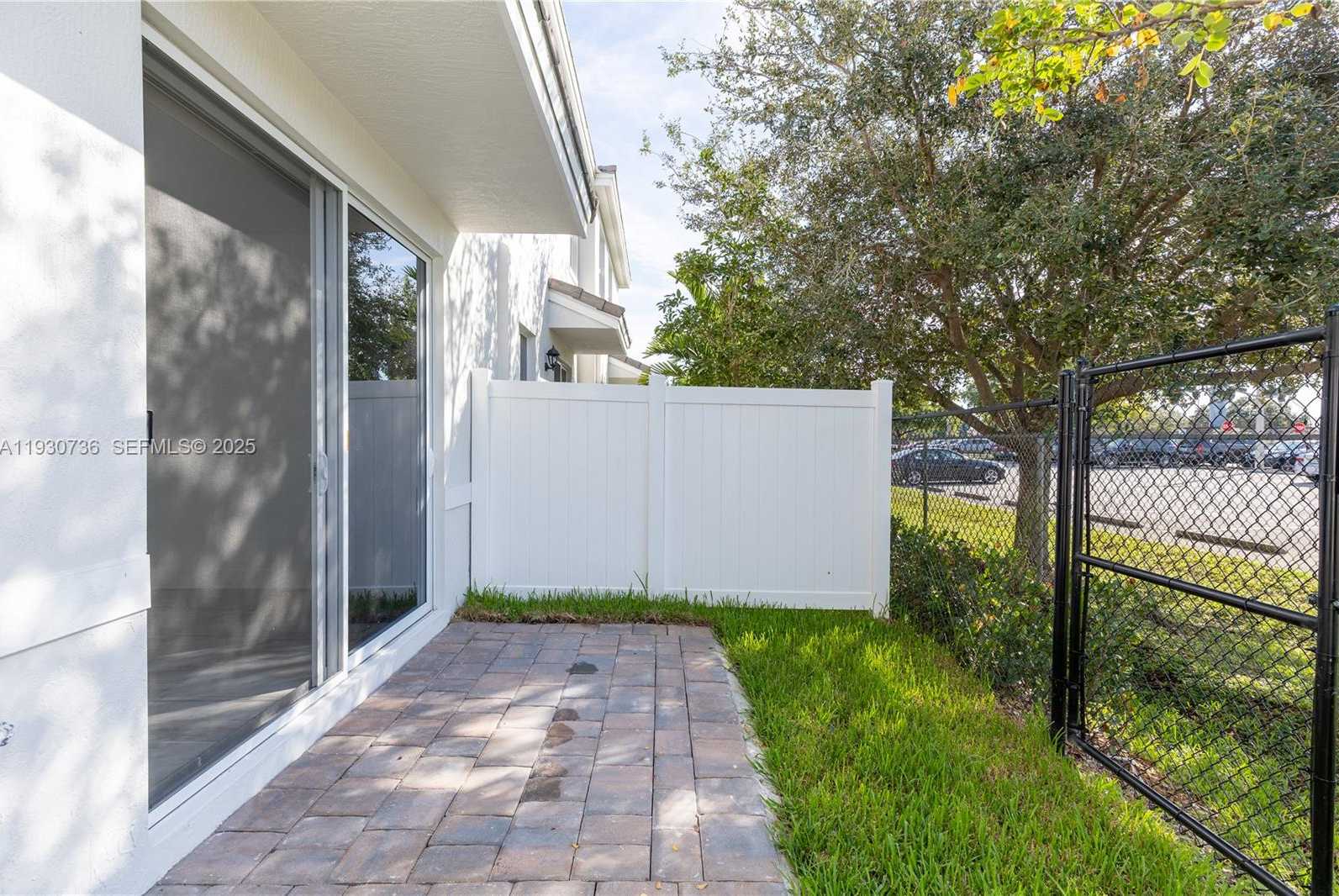 Small Image of Pembroke Pines Number 14