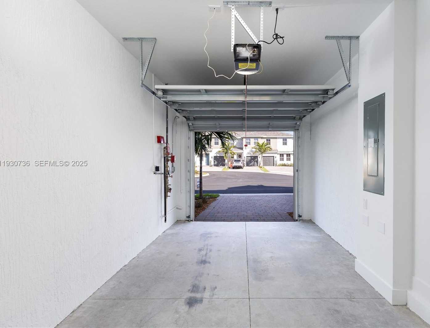 Small Image of Pembroke Pines Number 15