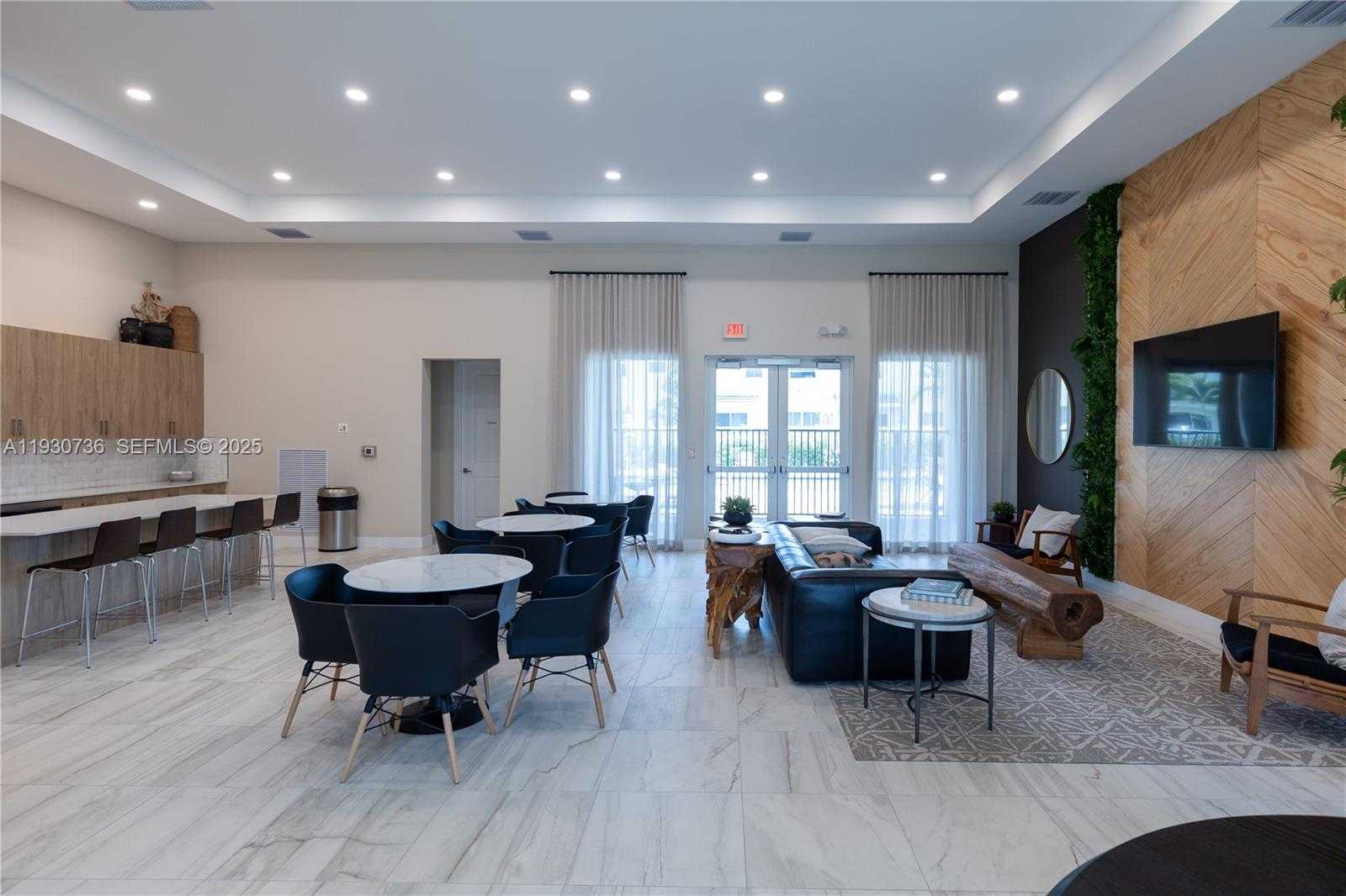 Small Image of Pembroke Pines Number 28