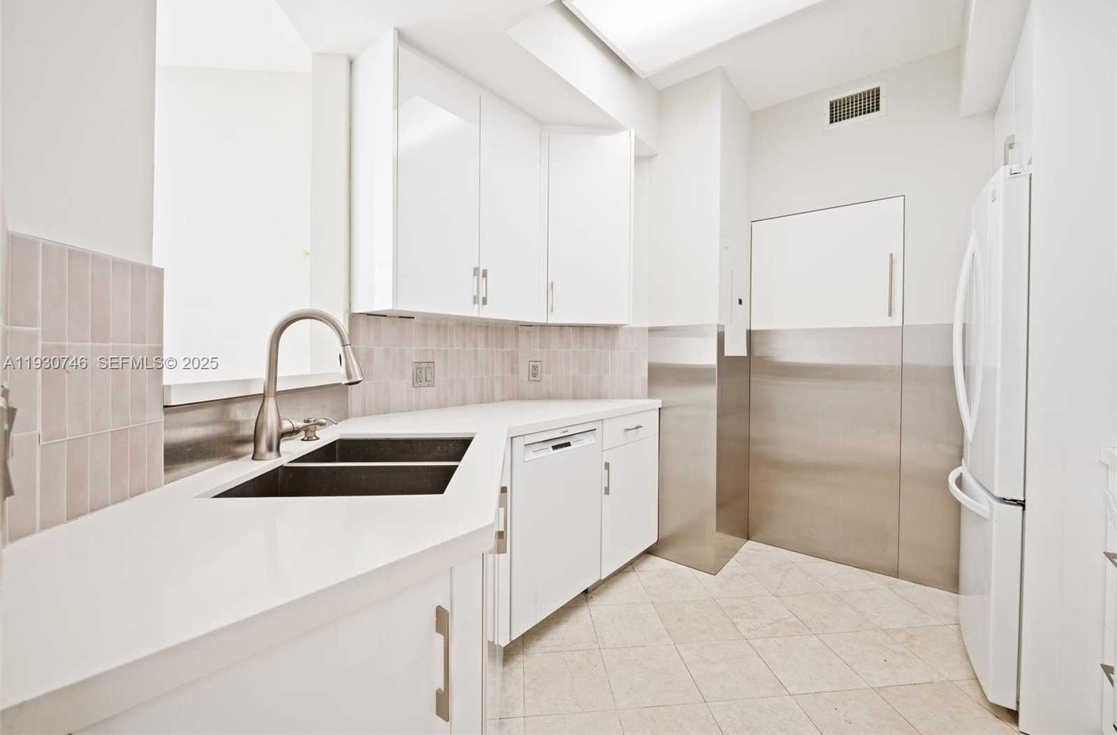 Small Image of 888 BRICKELL KEY DR #601, Miami Number 10