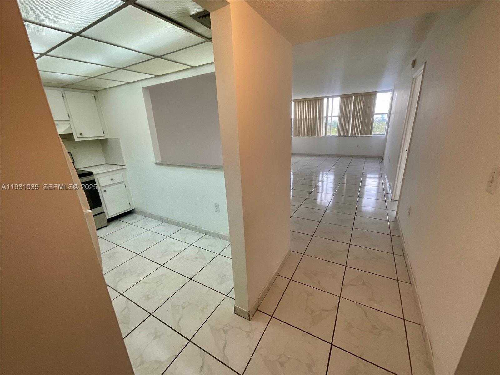 Small Image of 1200 NORTH EAST MIAMI GARDENS DR #1011W, Miami Number 4