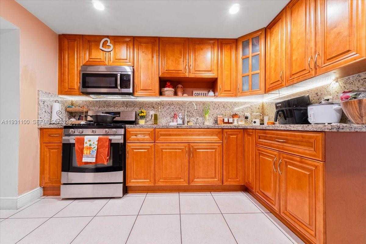 Small Image of 317 WEST 36TH ST #317, Hialeah Number 4