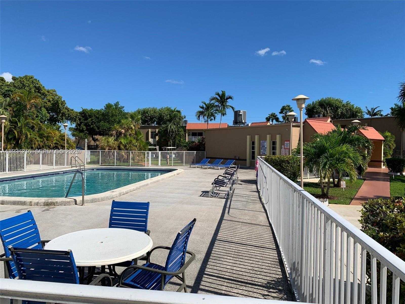 Small Image of 5201 GENEVA WAY #304, Doral Number 16