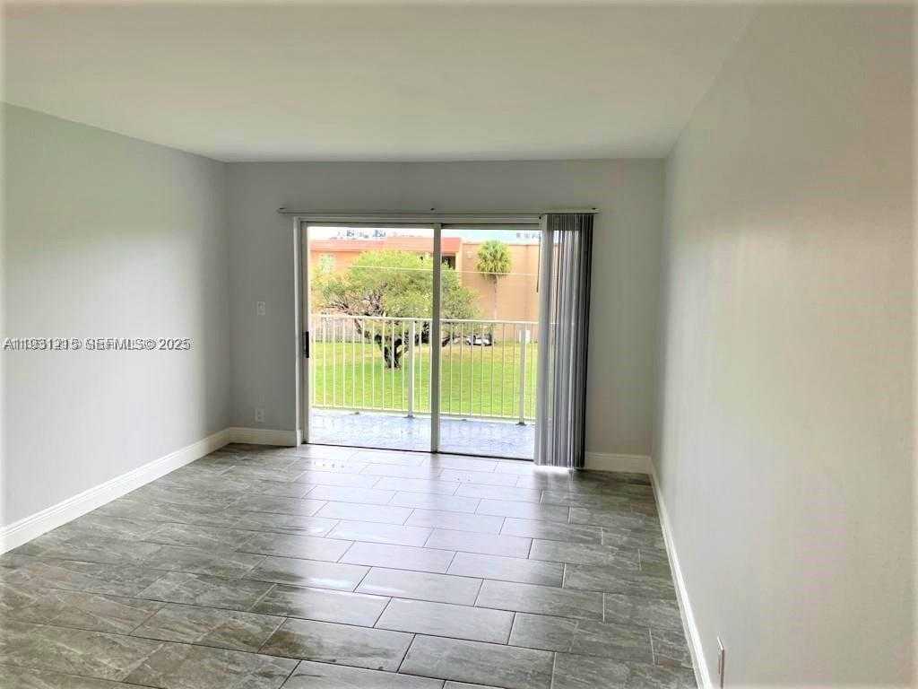 Small Image of 5201 GENEVA WAY #304, Doral Number 3