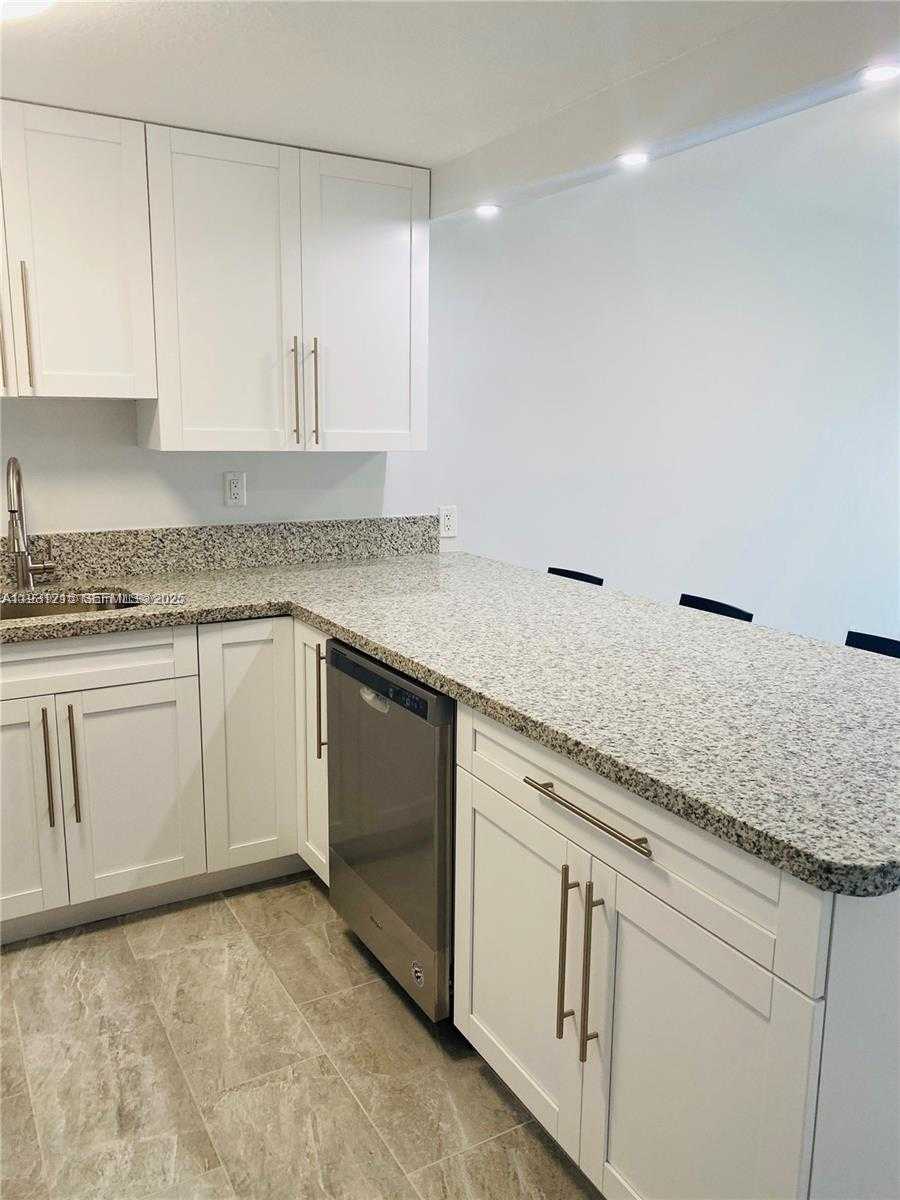 Small Image of 5201 GENEVA WAY #304, Doral Number 5