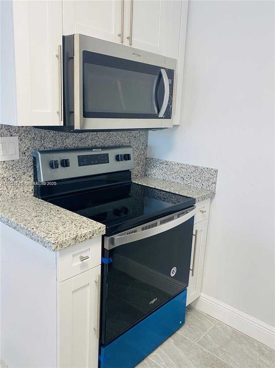 Small Image of 5201 GENEVA WAY #304, Doral Number 6