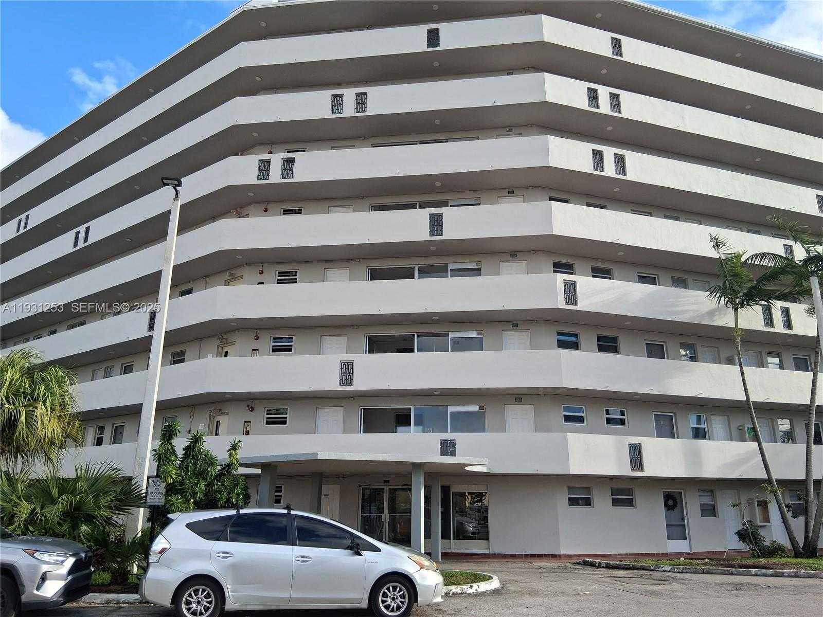 Small Image of 1750 NE 191st St, Miami, FL 33179, USA Number 1