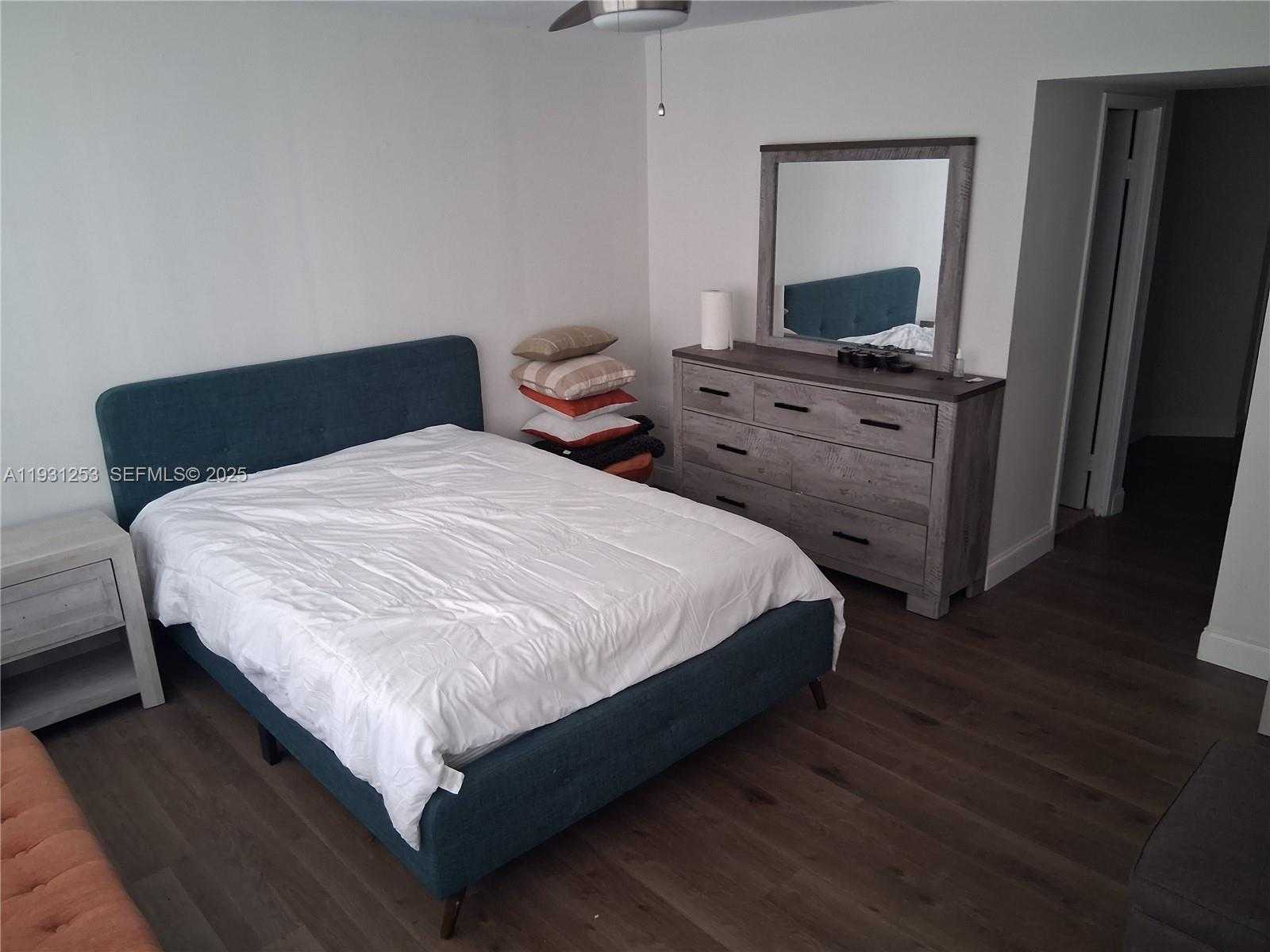 Small Image of 1750 NE 191st St, Miami, FL 33179, USA Number 12