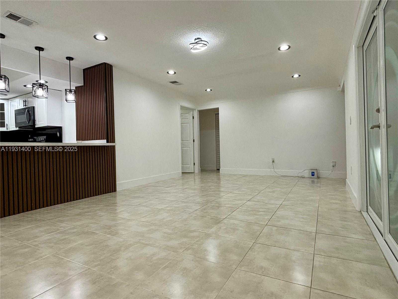 Small Image of 8561 CLARIDGE DR, Miramar Number 12