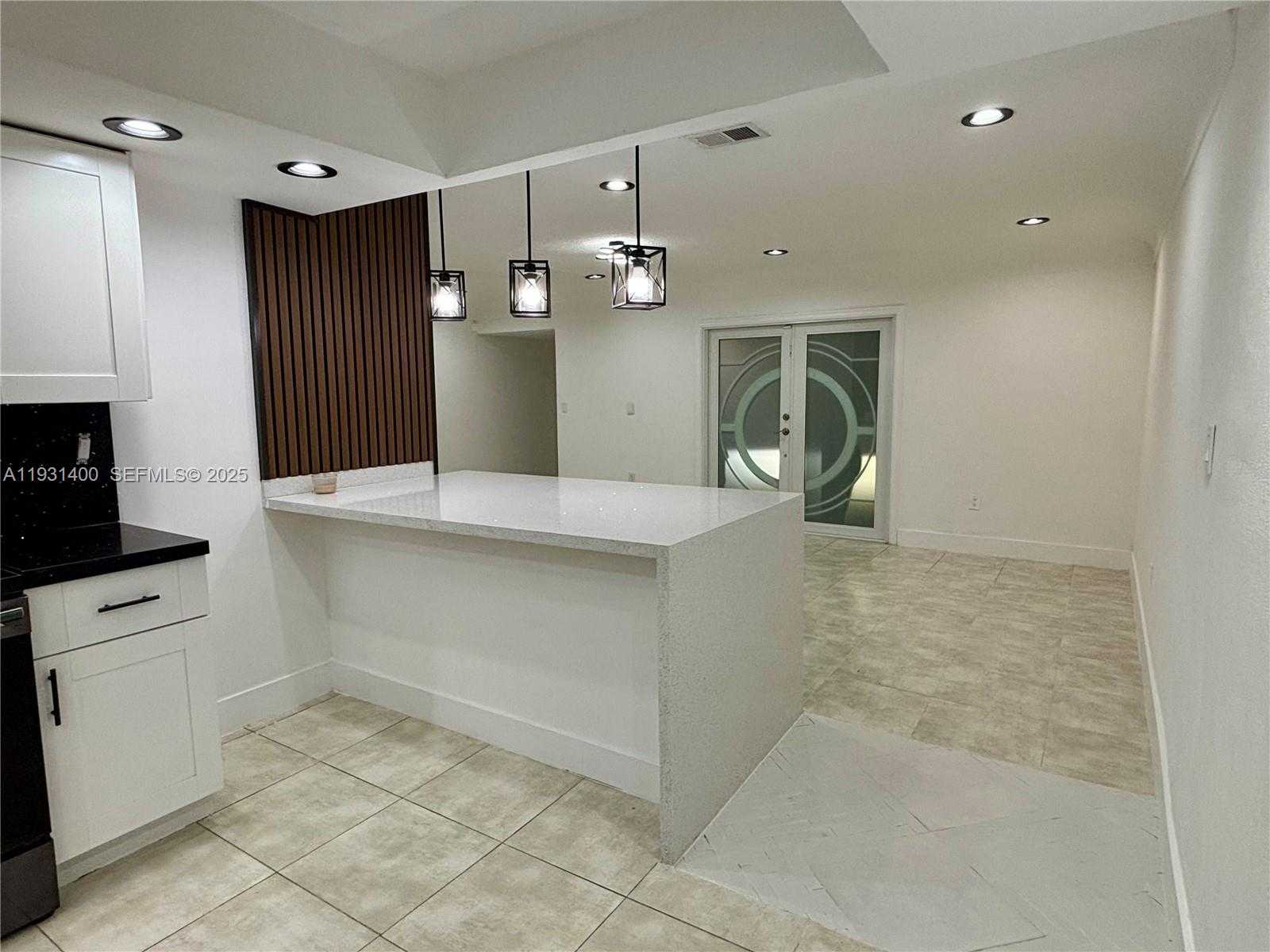 Small Image of 8561 CLARIDGE DR, Miramar Number 16