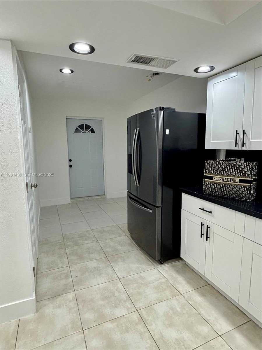 Small Image of 8561 CLARIDGE DR, Miramar Number 19