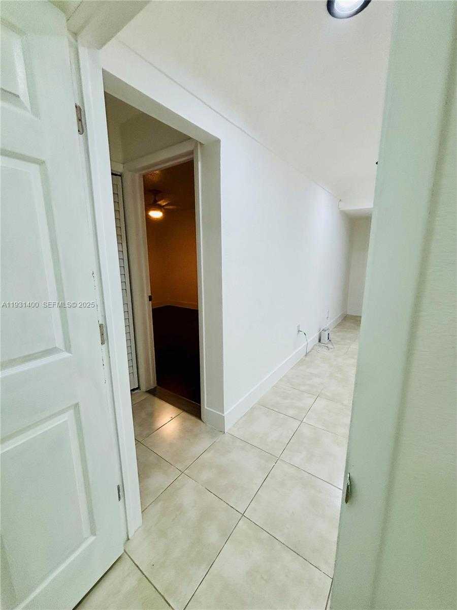 Small Image of 8561 CLARIDGE DR, Miramar Number 24