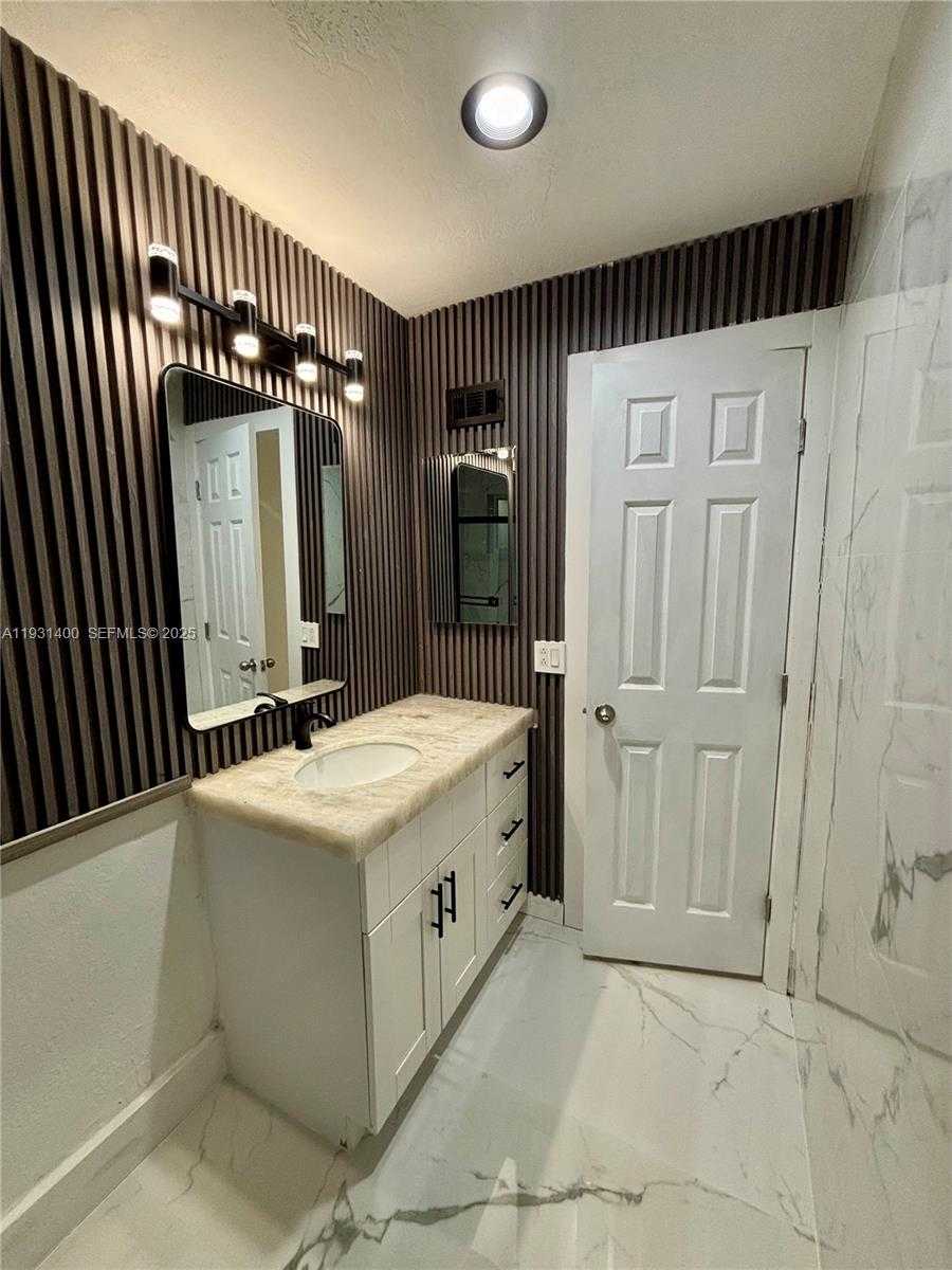 Small Image of 8561 CLARIDGE DR, Miramar Number 25