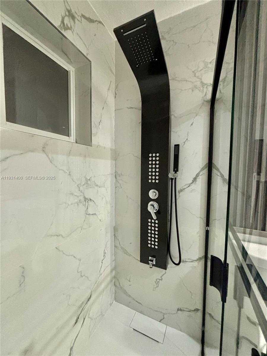 Small Image of 8561 CLARIDGE DR, Miramar Number 31