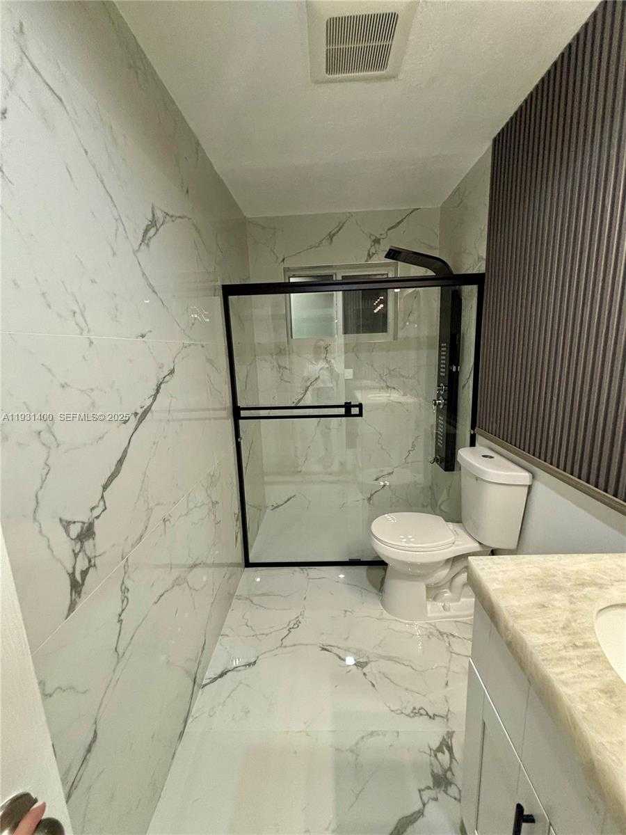 Small Image of 8561 CLARIDGE DR, Miramar Number 34