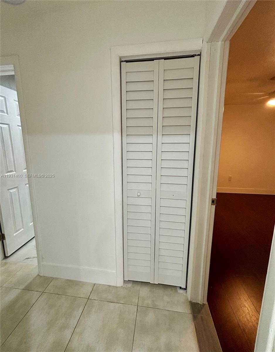 Small Image of 8561 CLARIDGE DR, Miramar Number 38
