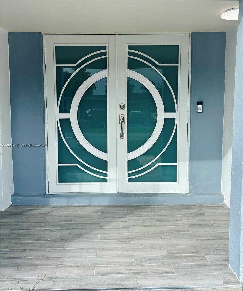 Small Image of 8561 CLARIDGE DR, Miramar Number 4