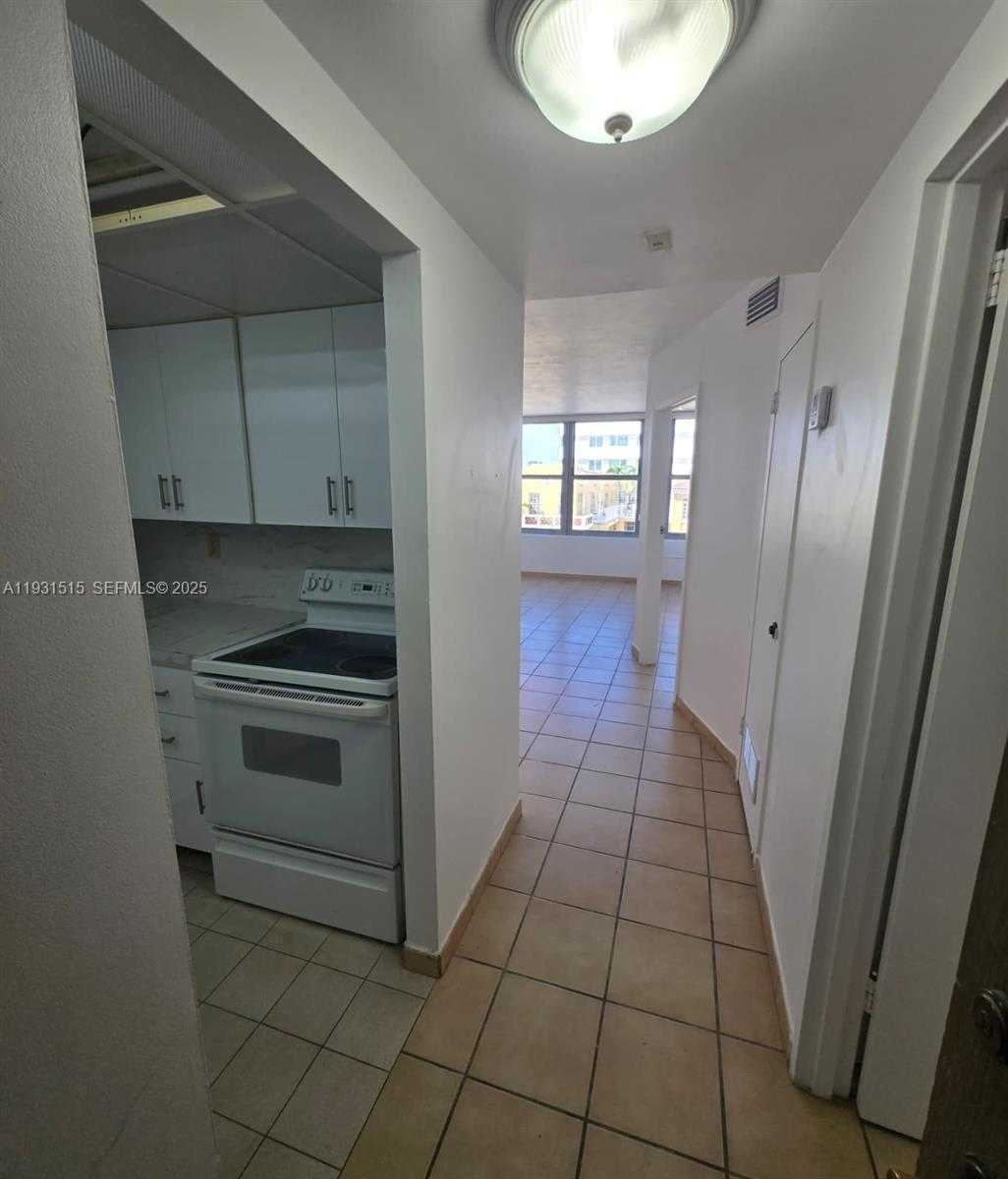 Small Image of 2899 COLLINS AVE #410, Miami Beach Number 3
