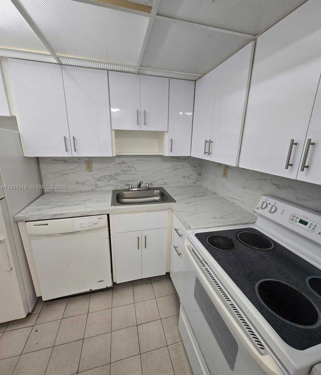 Small Image of 2899 COLLINS AVE #410, Miami Beach Number 4