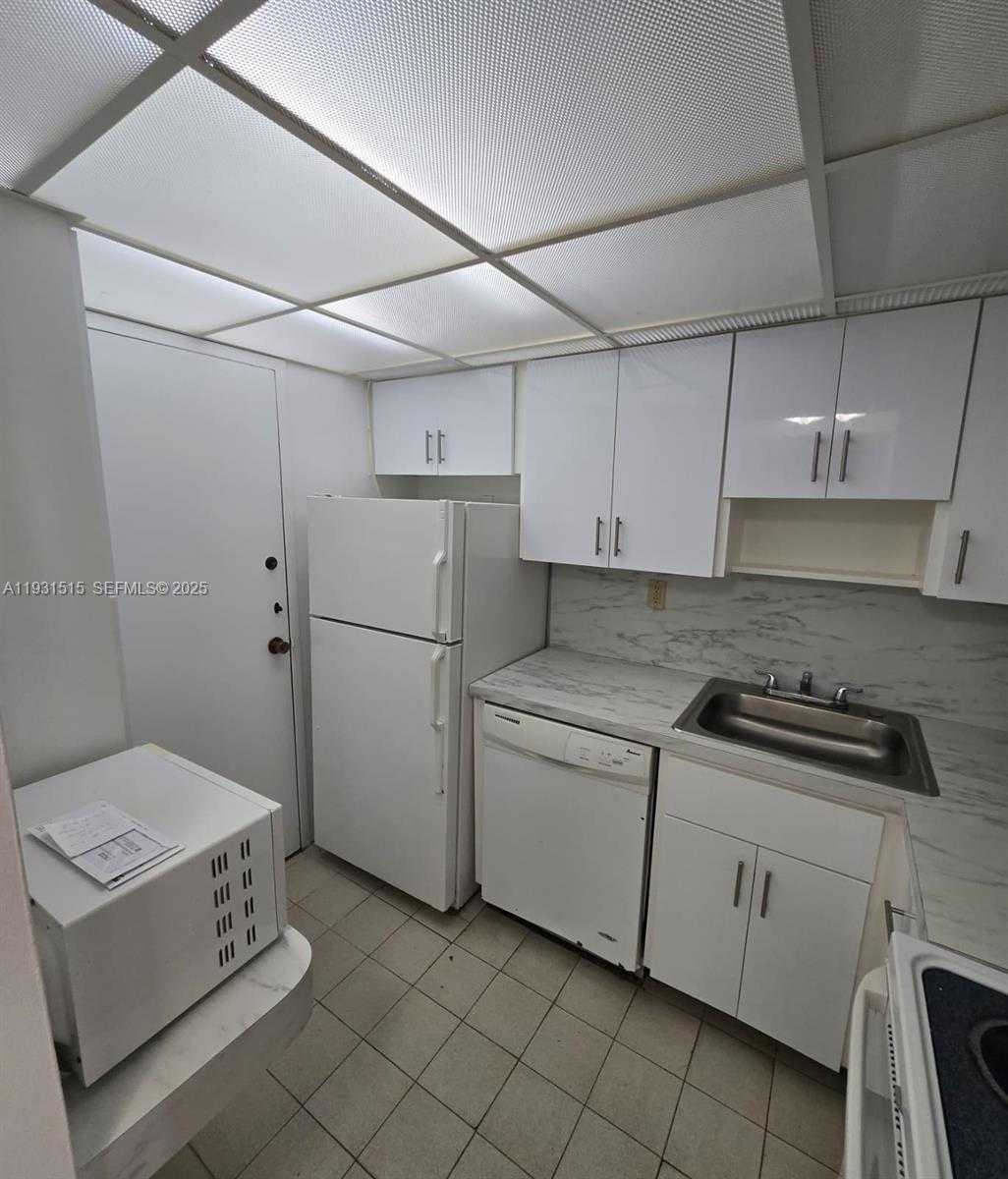 Small Image of 2899 COLLINS AVE #410, Miami Beach Number 5