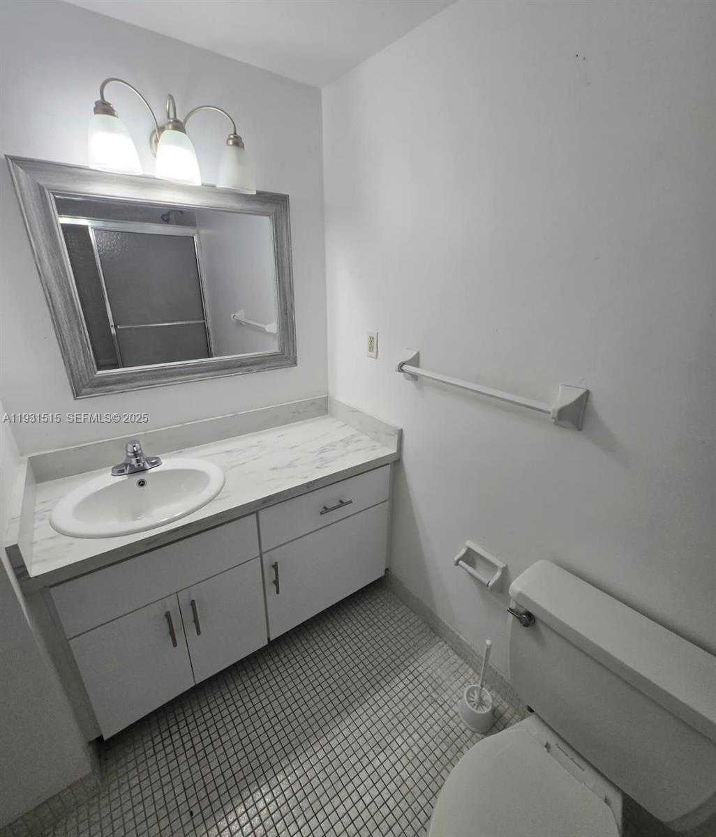 Small Image of 2899 COLLINS AVE #410, Miami Beach Number 7