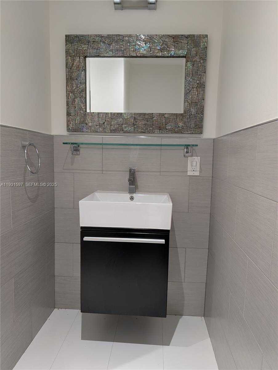 Small Image of 6061 COLLINS AVE #4E, Miami Beach Number 5