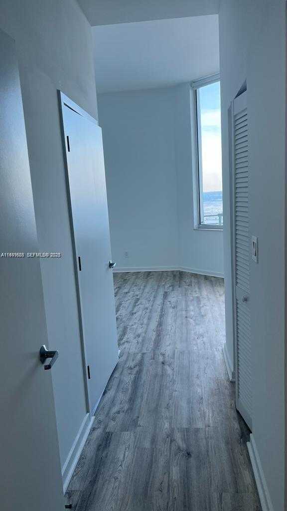 Small Image of 335 Biscayne Blvd, Miami, FL 33132, USA Number 10